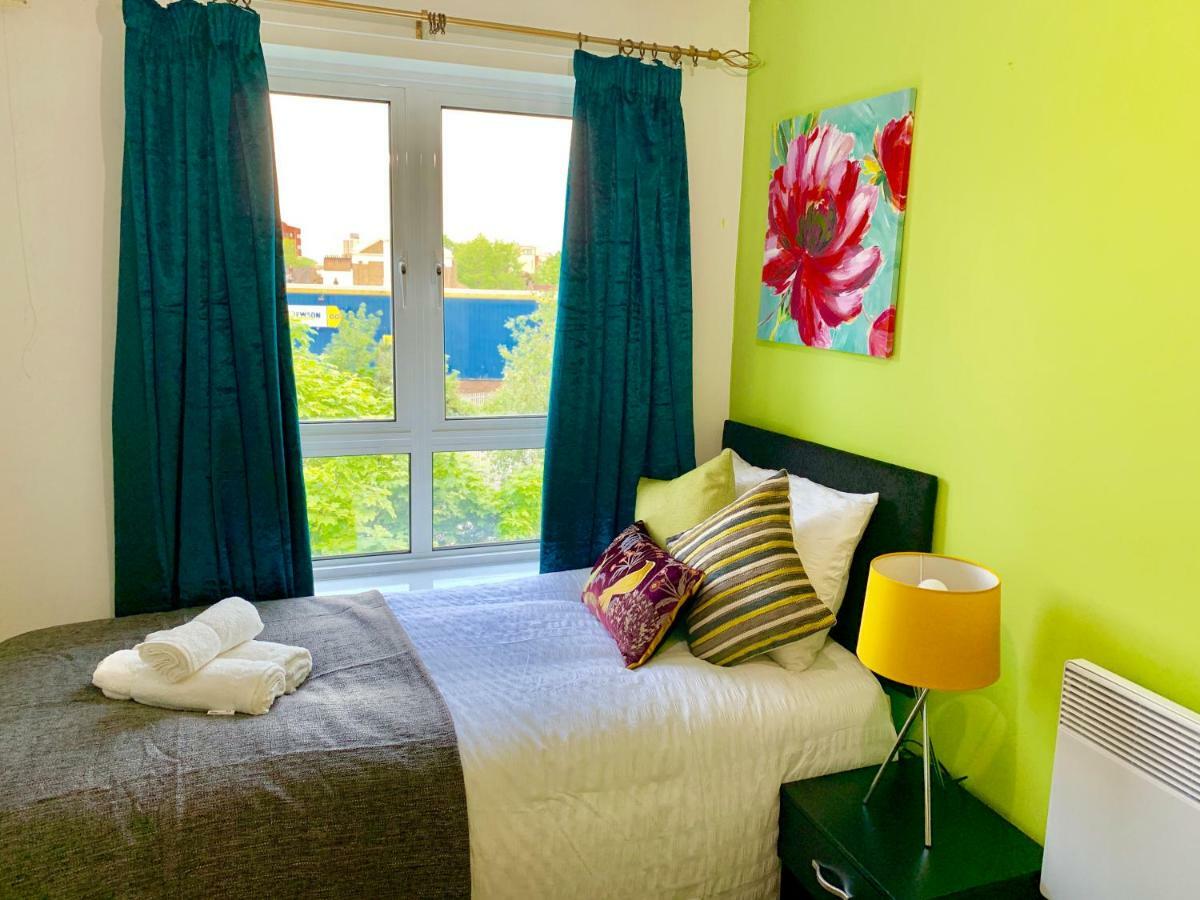 2 Bedrooms Modern Apartment, Lounge, Full Kitchen, Balcony, 5 Minutes Stratford Station London Eksteriør billede