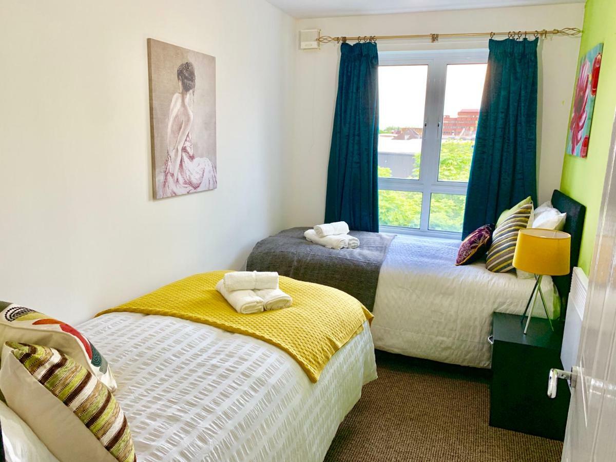 2 Bedrooms Modern Apartment, Lounge, Full Kitchen, Balcony, 5 Minutes Stratford Station London Eksteriør billede